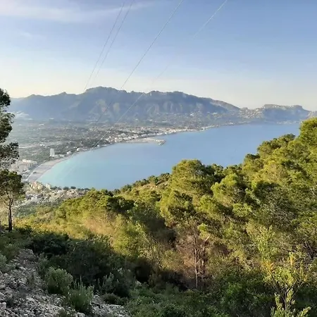 Vistas Al Mar. Junto A La Playa. Garaje Y Piscina. Apartamento Calpe
